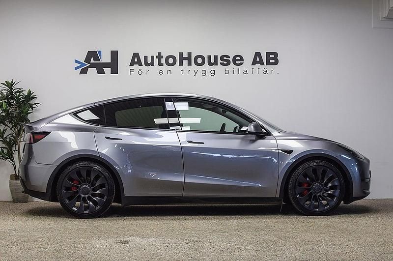 Begagnad Tesla Model Y Performance 392 kW (534 HK) 2023 Grå SUV