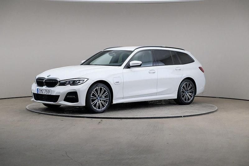 Vit Begagnad 2021 BMW 330e M Sport Kombi | 309 000 kr (Bra pris) - Bild 1/4