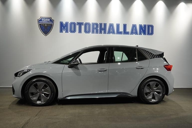 Grå Begagnad 2023 Cupra Born Halvkombi | 264 900 kr (Marknadspris) - Bild 1/4