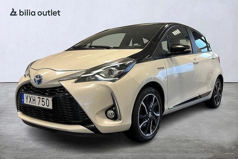 Vit Begagnad 2017 Toyota Yaris Hybrid Halvkombi | 144 900 kr (Marknadspris) - Bild 1/3