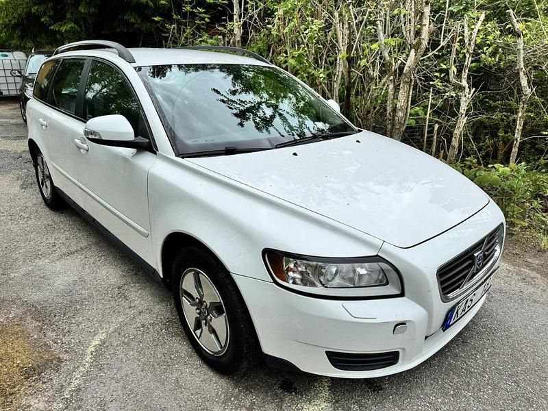 Vit Begagnad 2010 Volvo V50 Kinetic Kombi | 35 000 kr (Marknadspris) - Bild 1/4