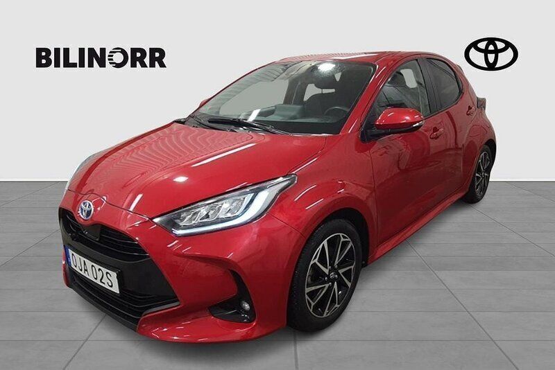 Röd Begagnad 2022 Toyota Yaris Hybrid Active Halvkombi | 204 900 kr (Marknadspris) - Bild 1/4