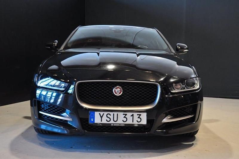 Begagnad Jaguar XE R-Sport 200 HK (147 kW) 2018 Svart Sedan