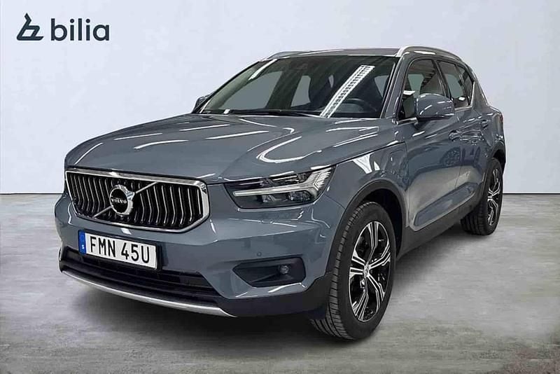 Grå Begagnad 2021 Volvo XC40 SUV | 329 900 kr - Bild 1/1