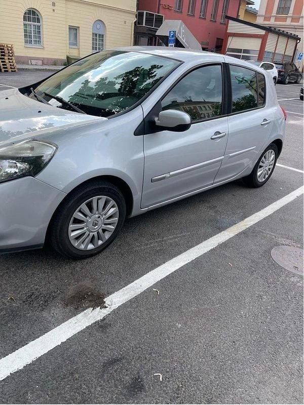 Silver Begagnad 2010 Renault Clio R.S. Halvkombi | 28 500 kr (Marknadspris) - Bild 1/4