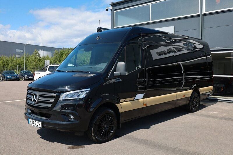 Svart (svart metallic) Begagnad 2024 Mercedes Sprinter Van | 1 095 000 kr - Bild 1/4