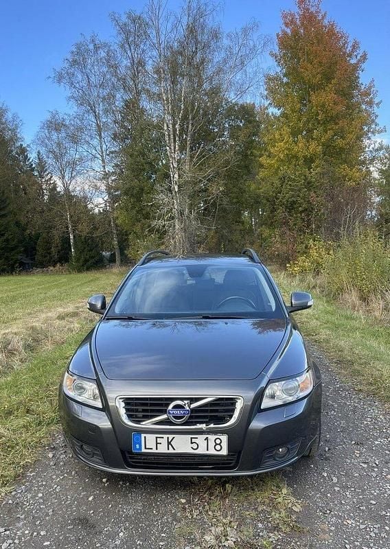 Grå Begagnad 2011 Volvo V50 Momentum Kombi | 35 000 kr (Bra pris) - Bild 1/4