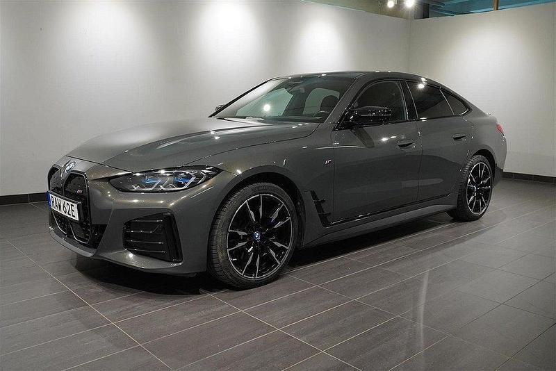 Grå Begagnad 2023 BMW i4 Comfort Edition Sedan | 619 800 kr (Marknadspris) - Bild 1/4