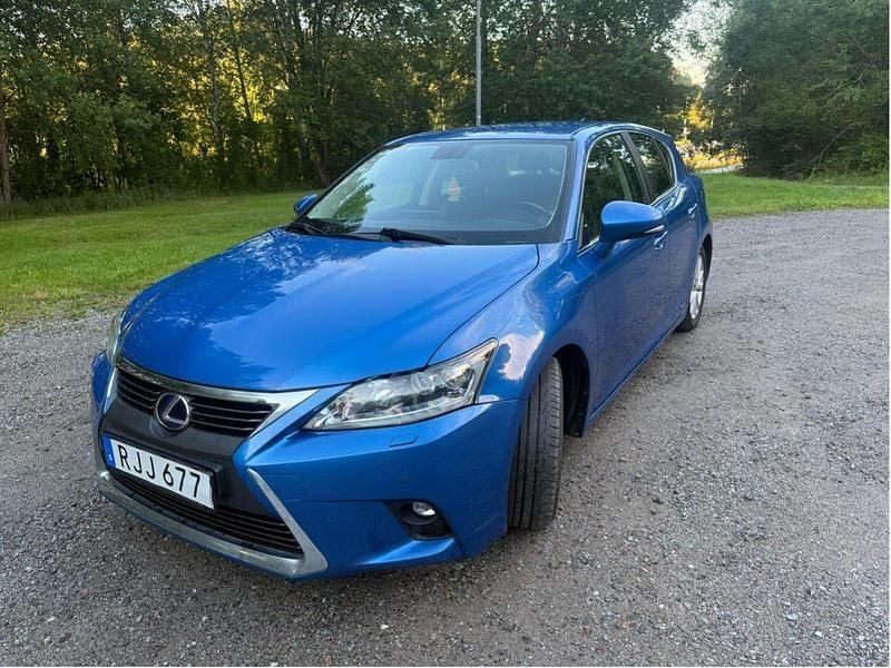Blå Begagnad 2017 Lexus CT200h Halvkombi | 157 000 kr - Bild 1/4