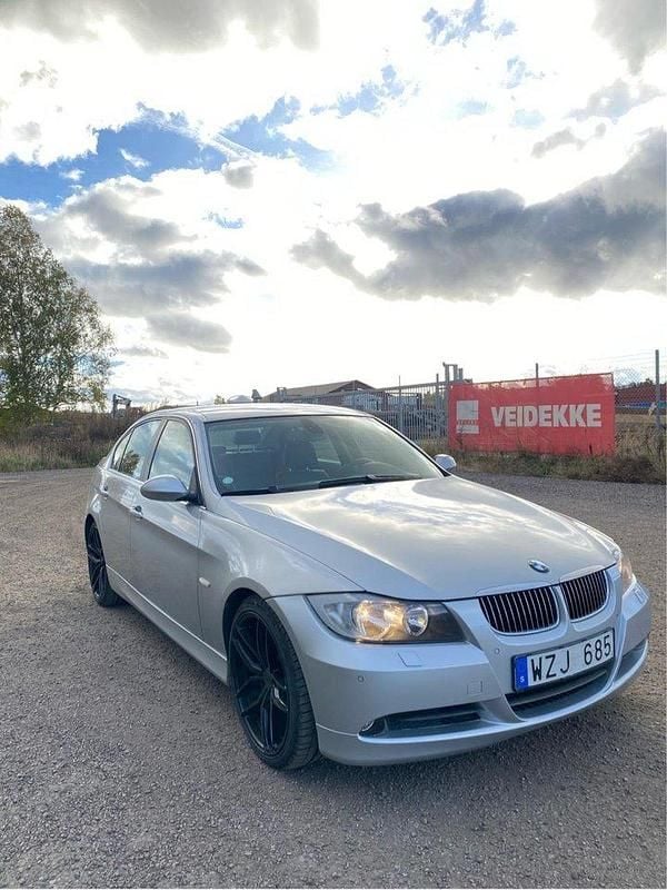 Grå Begagnad 2006 BMW 325 Advantage Sedan | 65 000 kr (Marknadspris) - Bild 1/4