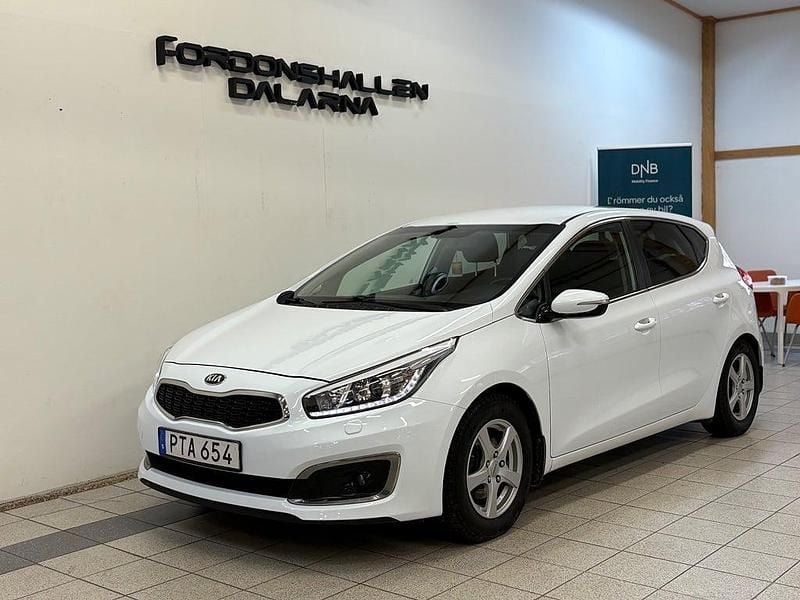 Vit Begagnad 2016 Kia Ceed Halvkombi | 129 900 kr (Lite dyr) - Bild 1/4