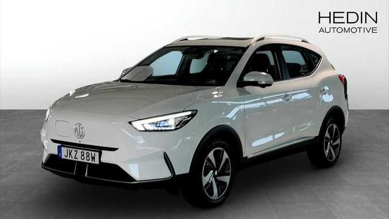 Vit (blue) Begagnad 2022 MG ZS Luxury Sedan | 244 900 kr (Bra pris) - Bild 1/4