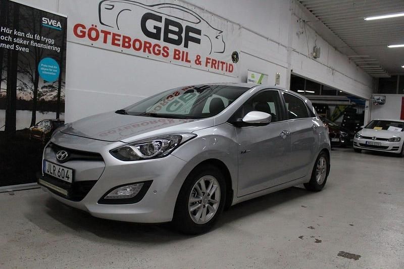 Silver Begagnad 2014 Hyundai i30 Halvkombi | 79 900 kr (Marknadspris) - Bild 1/4