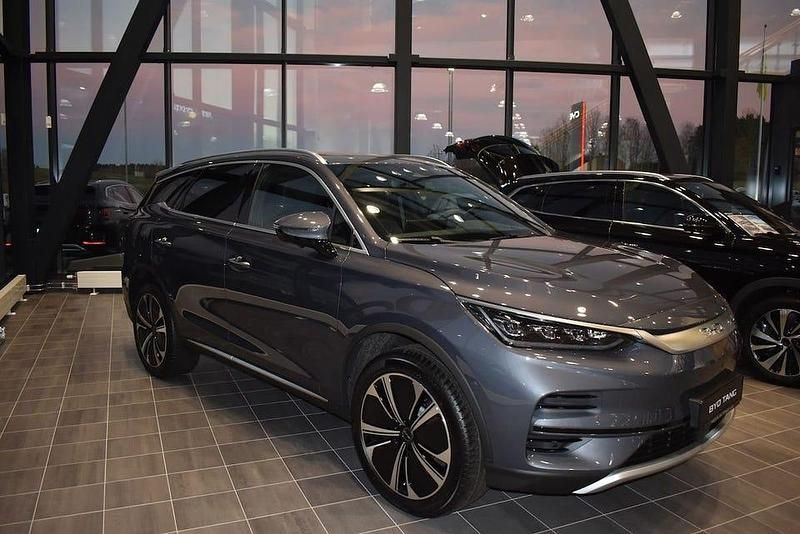 Grå Begagnad 2024 BYD Tang SUV | 649 900 kr (Marknadspris) - Bild 1/4
