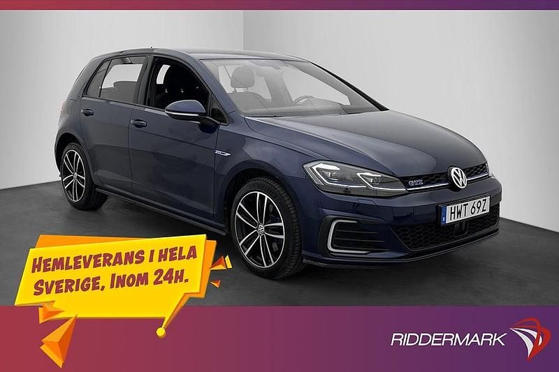 Mörkblå Begagnad 2020 VW Golf VIII GTE Halvkombi | 224 800 kr (Superpris) - Bild 1/3