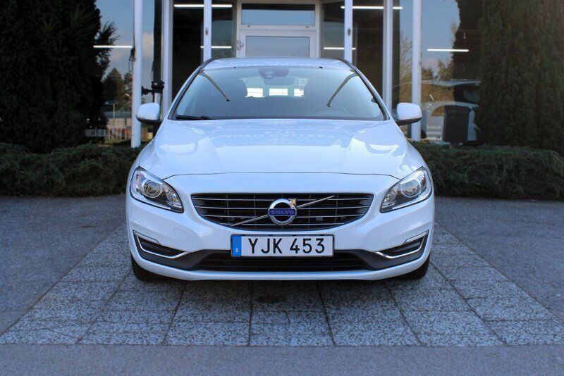Vit Begagnad 2017 Volvo V60 Momentum Kombi | 169 900 kr (Marknadspris) - Bild 1/4