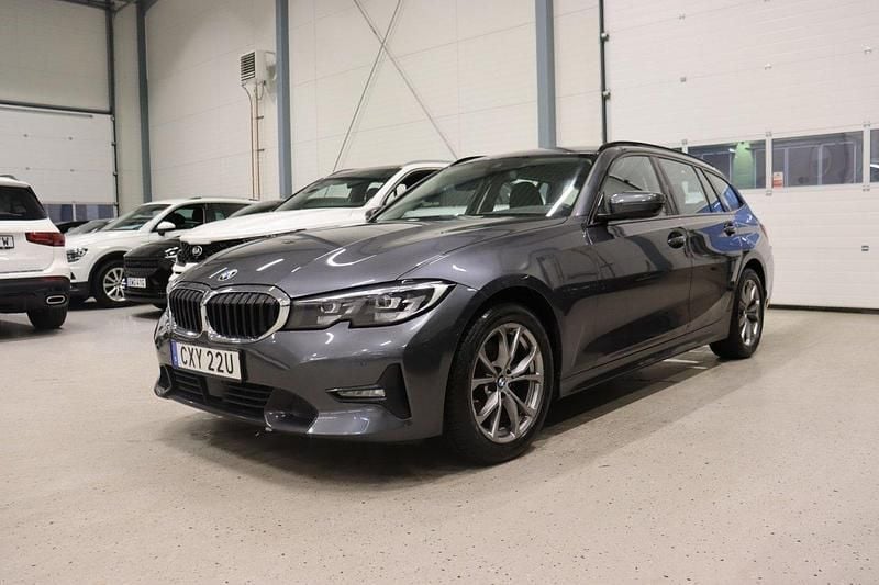 Grå Begagnad 2020 BMW 320 Sport Line Kombi | 289 600 kr (Marknadspris) - Bild 1/4