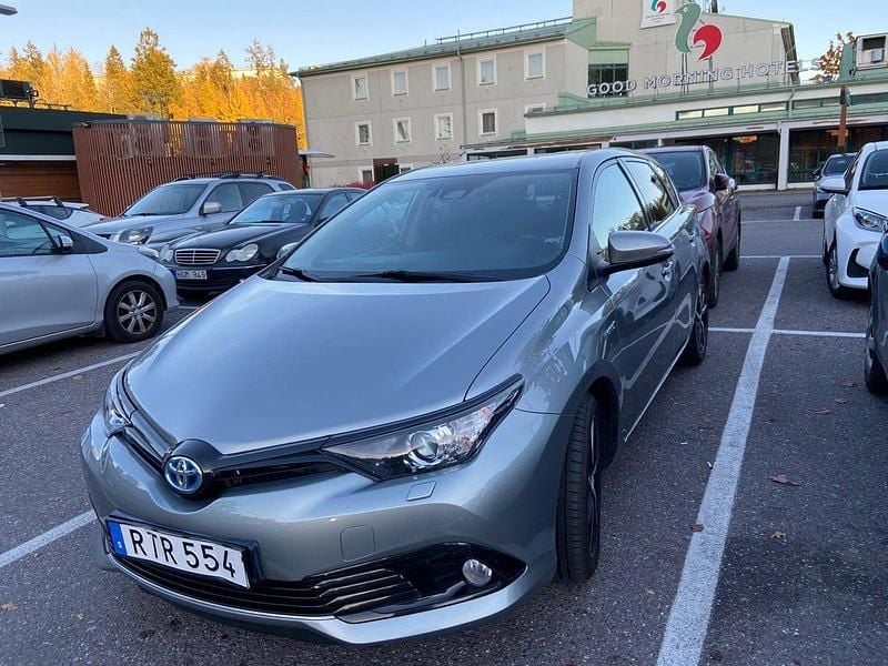 Grå Begagnad 2018 Toyota Auris Hybrid Comfort Halvkombi | 157 000 kr (Marknadspris) - Bild 1/4