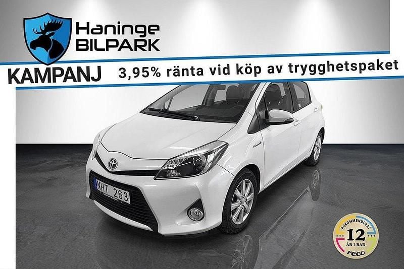 Grå Begagnad 2013 Toyota Yaris Hybrid Halvkombi | 124 900 kr (Marknadspris) - Bild 1/2