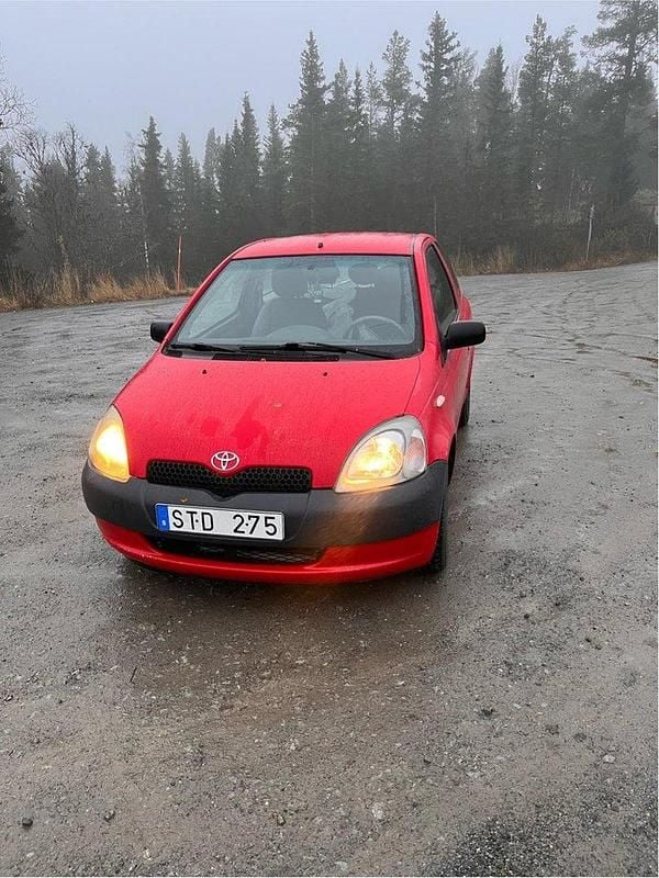 Röd Begagnad 2001 Toyota Yaris Halvkombi | 5 500 kr (Superpris) - Bild 1/4