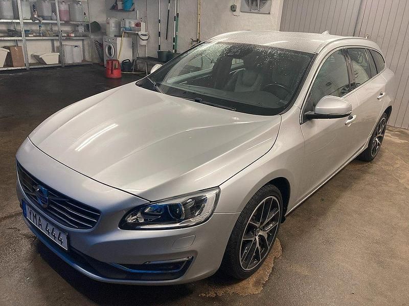 Silver Begagnad 2018 Volvo V60 Standard Kombi | 219 500 kr (Marknadspris) - Bild 1/4