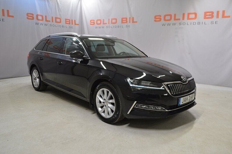 Svart Begagnad 2023 Skoda Superb Business Line Kombi | 319 900 kr (Superpris) - Bild 1/4
