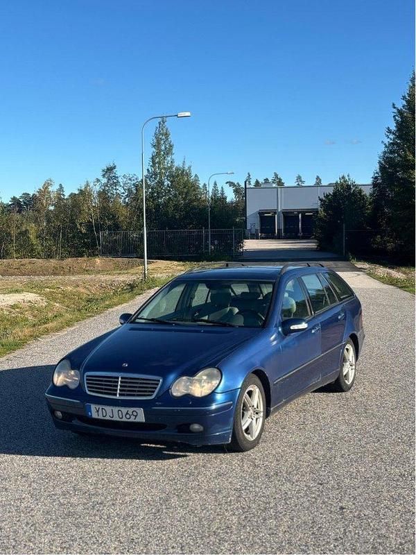 Blå Begagnad 2004 Mercedes C200 Elegance Kombi | 25 000 kr - Bild 1/4