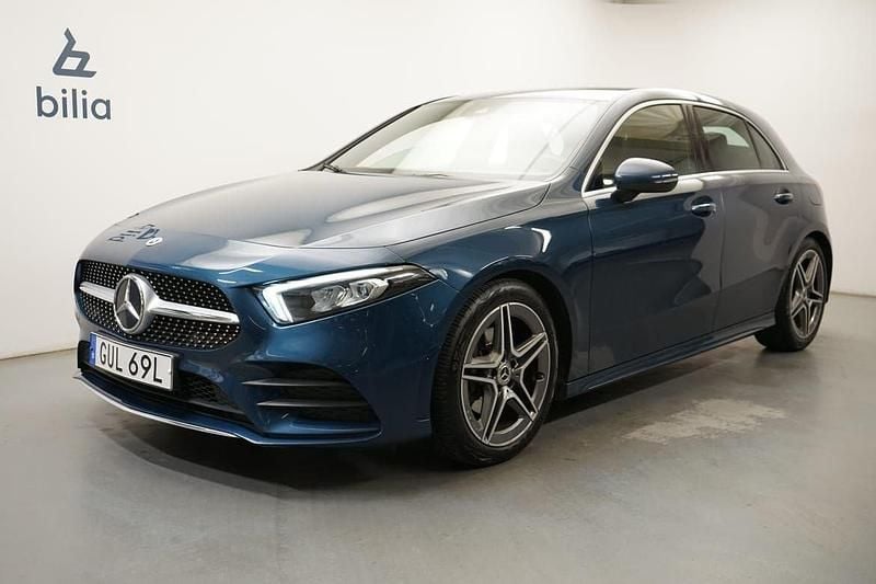 Blå Begagnad 2020 Mercedes A180 AMG Halvkombi | 219 900 kr (Marknadspris) - Bild 1/3