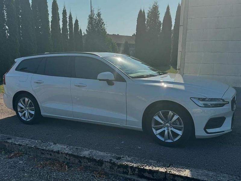 Vit Begagnad 2020 Volvo V60 Kombi | 210 000 kr (Marknadspris) - Bild 1/4