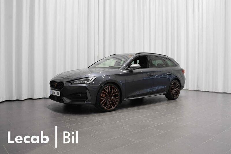Grå (magnetic tech metallic) Begagnad 2024 Cupra Leon VZ Kombi | 379 500 kr (Marknadspris) - Bild 1/4