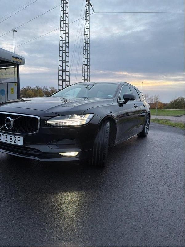 Svart Begagnad 2020 Volvo V90 Momentum Kombi | 239 000 kr (Marknadspris) - Bild 1/4