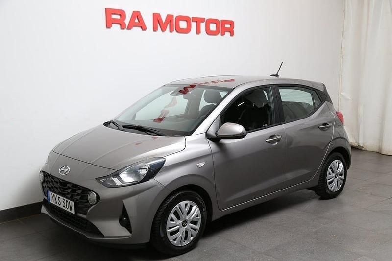 Grå Begagnad 2020 Hyundai i10 Essential Halvkombi | 114 900 kr (Marknadspris) - Bild 1/4