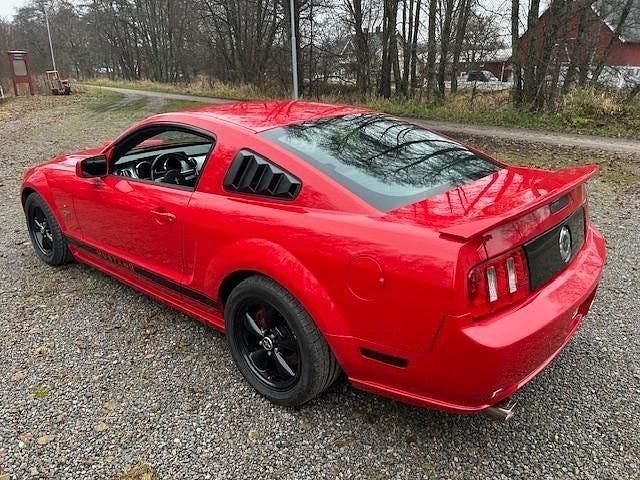 Ljusröd (röd) Begagnad 2005 Ford Mustang GT Sportkupé | 165 000 kr (Marknadspris) - Bild 1/4