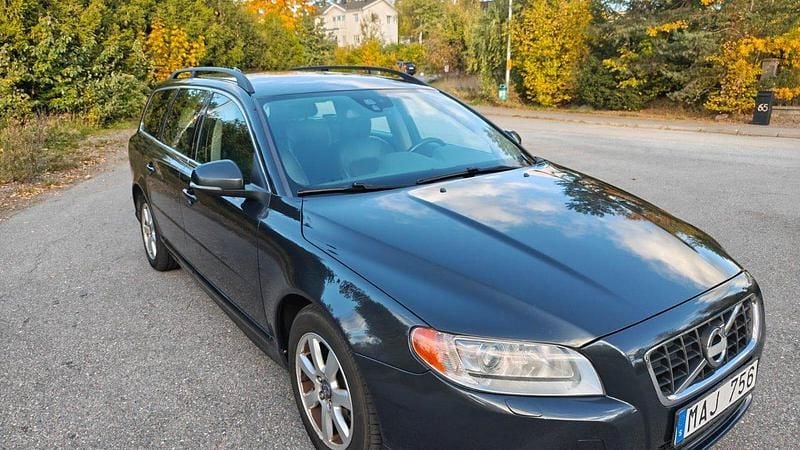 Grå Begagnad 2012 Volvo V70 Momentum Kombi | 85 000 kr (Marknadspris) - Bild 1/4