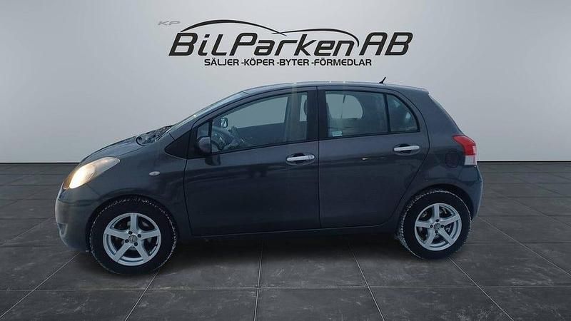 Mörkgrå Begagnad 2010 Toyota Yaris Halvkombi | 54 900 kr (Marknadspris) - Bild 1/4
