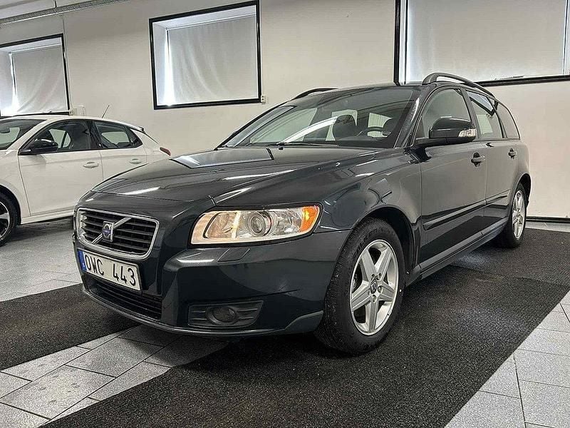 Grå Begagnad 2009 Volvo V50 Kinetic Kombi | 59 500 kr (Marknadspris) - Bild 1/4