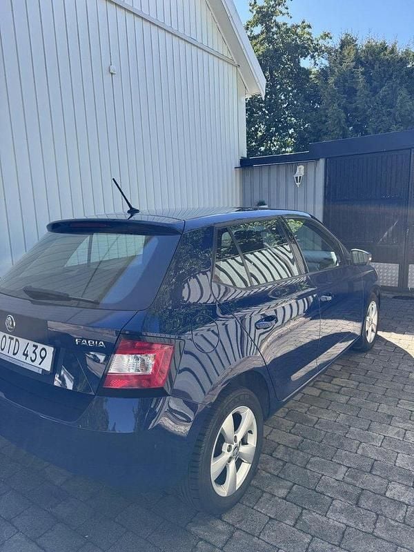 Blå Begagnad 2018 Skoda Fabia Style Halvkombi | 107 000 kr (Marknadspris) - Bild 1/4
