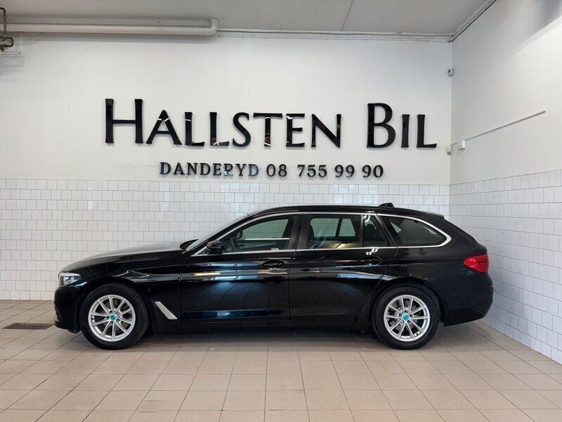 Svart Begagnad 2017 BMW 520 M Sport Kombi | 199 000 kr (Lite dyr) - Bild 1/4