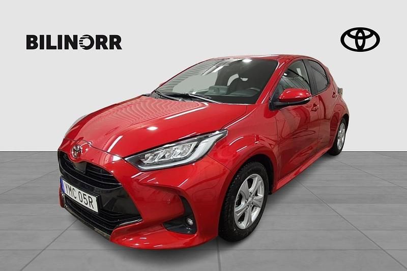 Röd Begagnad 2024 Toyota Yaris Hybrid Style Halvkombi | 269 900 kr (Lite dyr) - Bild 1/4