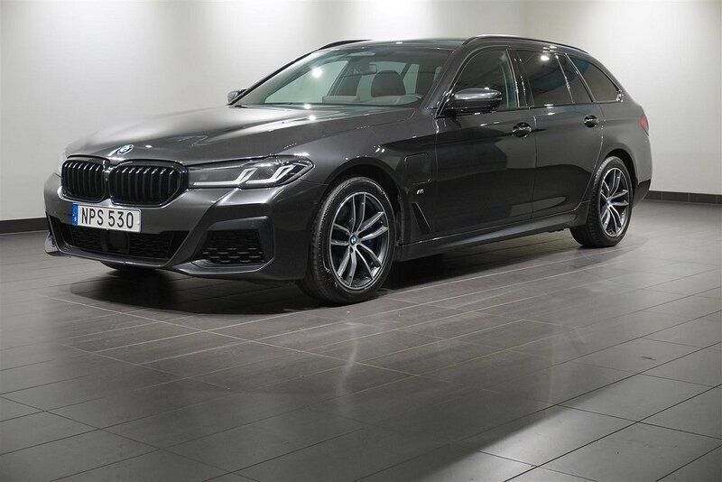 Grå Begagnad 2021 BMW 530e M Sport Kombi | 349 800 kr (Dyr) - Bild 1/4