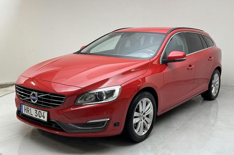Röd Begagnad 2015 Volvo V60 Momentum Kombi | 106 000 kr (Superpris) - Bild 1/4