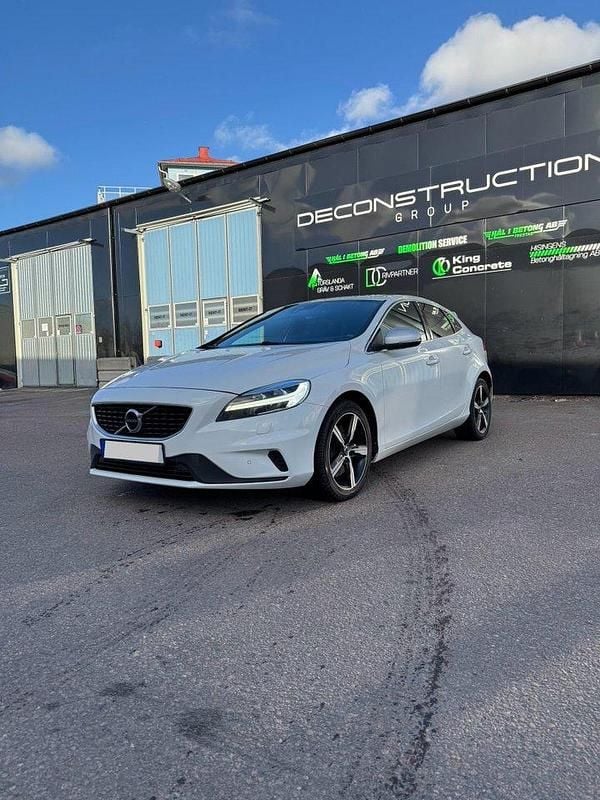 Begagnad 2019 Volvo V40 R-Design Kombi | 149 900 kr (Marknadspris) - Bild 1/4