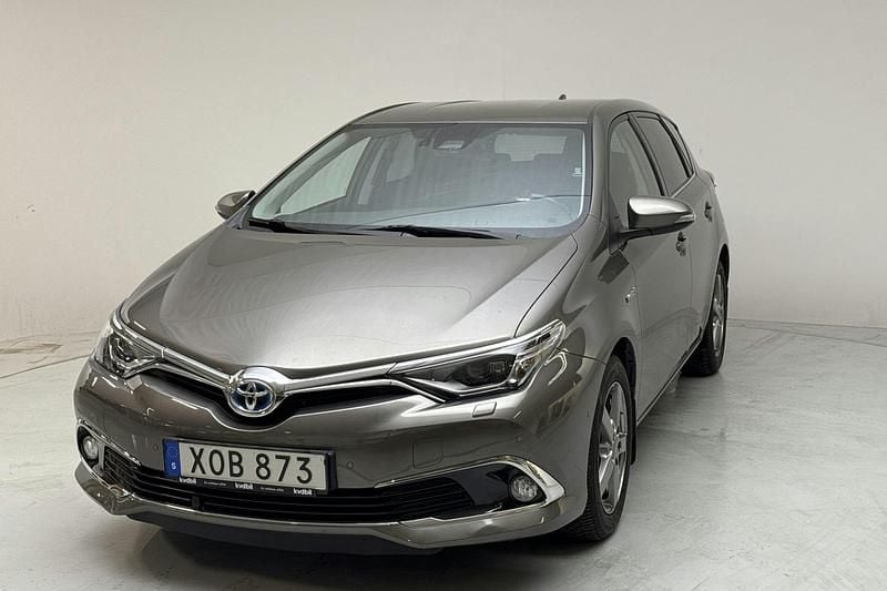 Mörkgrå Begagnad 2017 Toyota Auris Executive | 175 000 kr (Marknadspris) - Bild 1/4