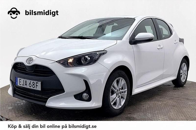 Vit Begagnad 2024 Toyota Yaris Hybrid Halvkombi | 244 800 kr (Marknadspris) - Bild 1/3