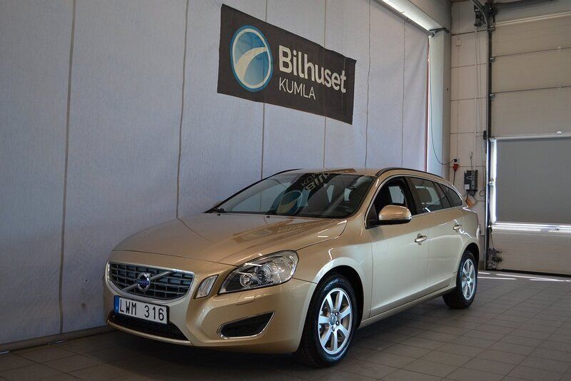 Ljusbrun Begagnad 2011 Volvo V60 Momentum Kombi | 109 000 kr (Marknadspris) - Bild 1/4