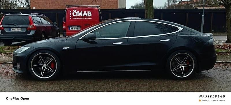 Svart Begagnad 2016 Tesla Model S Halvkombi | 333 000 kr (Dyr) - Bild 1/4