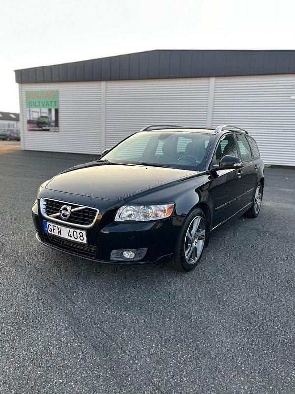 Svart Begagnad 2012 Volvo V50 Momentum Kombi | 55 000 kr (Marknadspris) - Bild 1/4