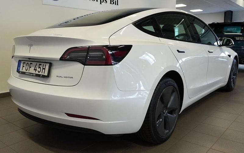 Begagnad Tesla Model 3 Long Range AWD 366 kW (498 HK) 2022 Vit Sedan
