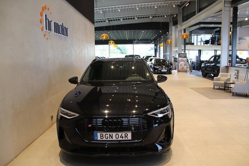 Svart Begagnad 2022 Audi e-tron S-Line SUV | 529 000 kr (Marknadspris) - Bild 1/4