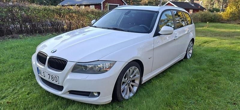 Begagnad 2012 BMW 318 Kombi | 69 900 kr (Superpris) - Bild 1/4